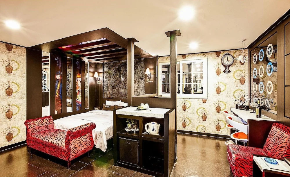 Deluxe Double room (full double bed)
