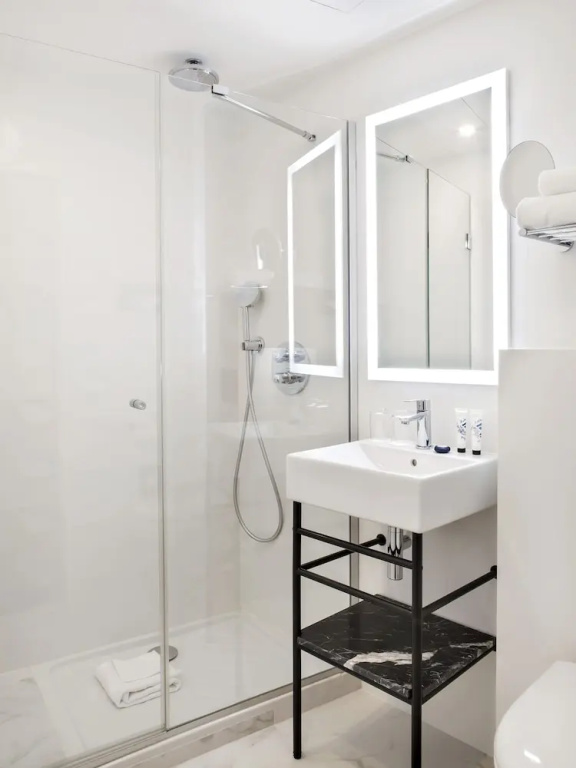 Superior Double room with city view (full double bed)