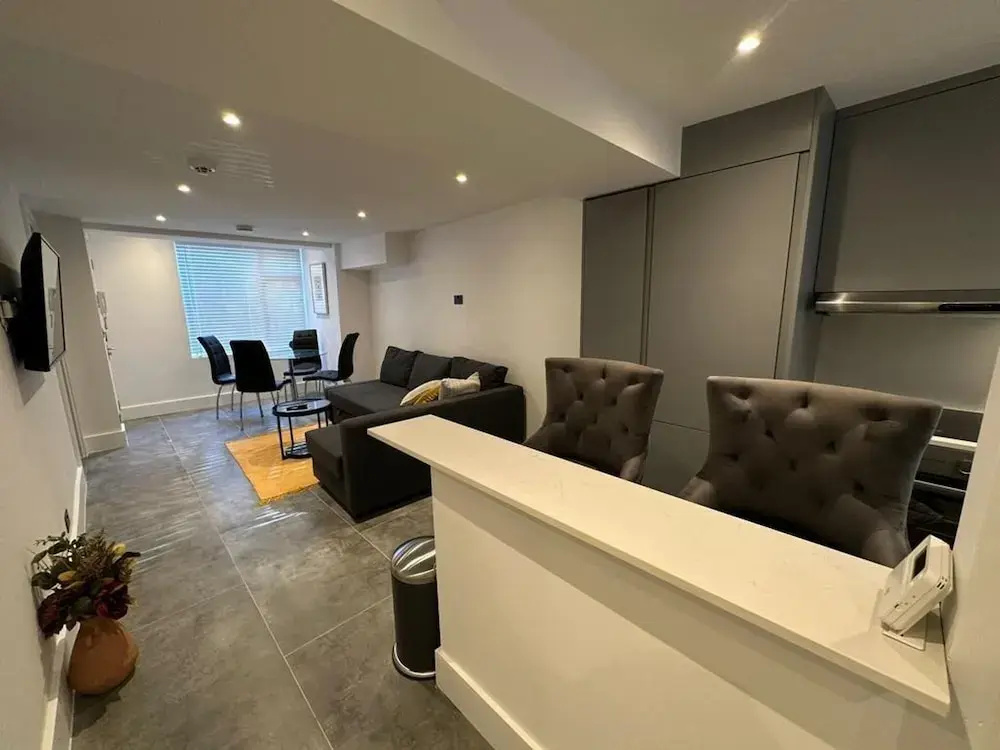 House - Sleeps 4 & Free Parking — фото