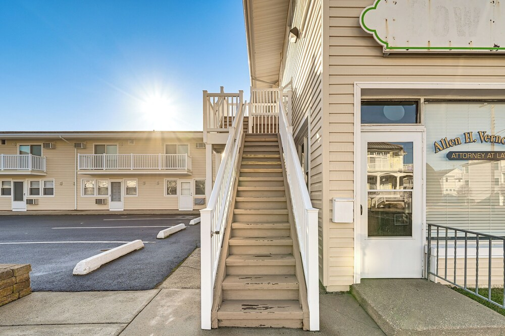 2 Blocks to Beach & Boardwalk: Ocean City Condo