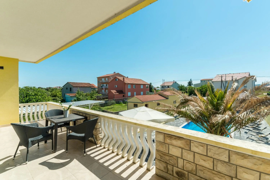 Crowonder Sun&Fun Holiday House with Large Swimming Pool, Playroom and Garden