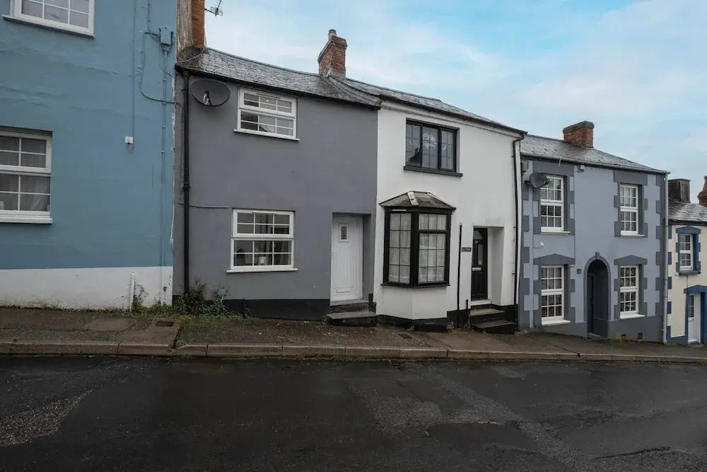 Newly Refurbished 2 Bed Hse Town Centre