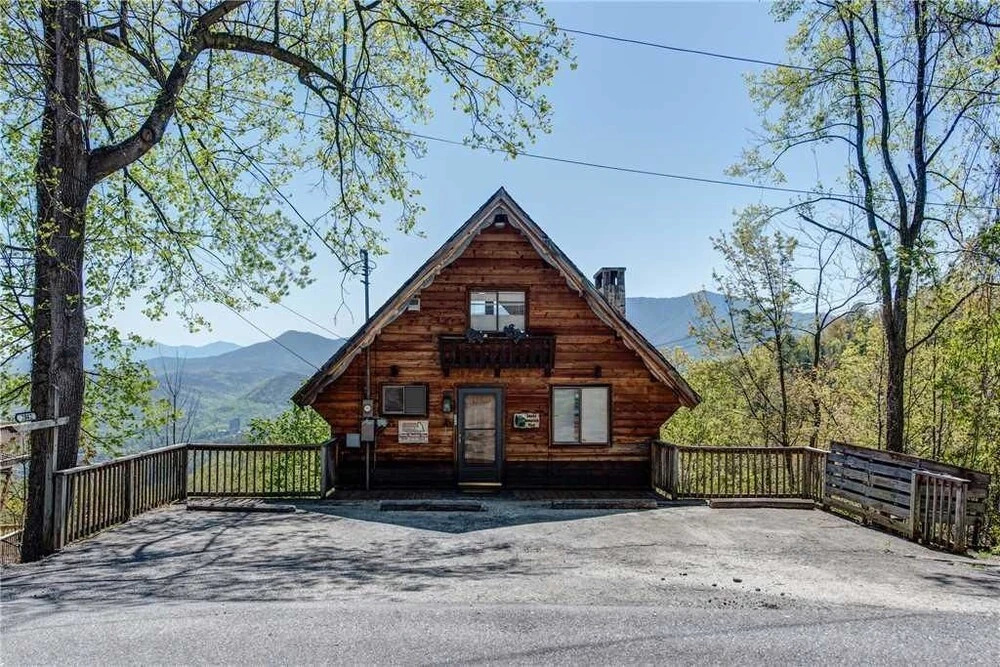 Smoky Mountain View 3 Bedroom Home with Hot Tub