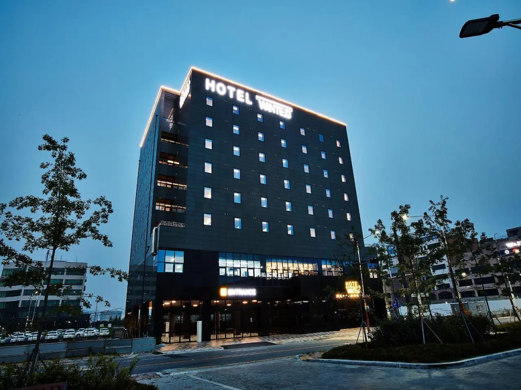 Hotel Wanted