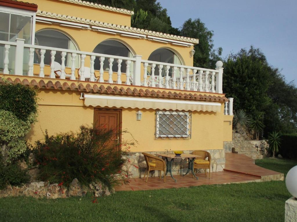 1. Meeresline Villa mit privat Pool