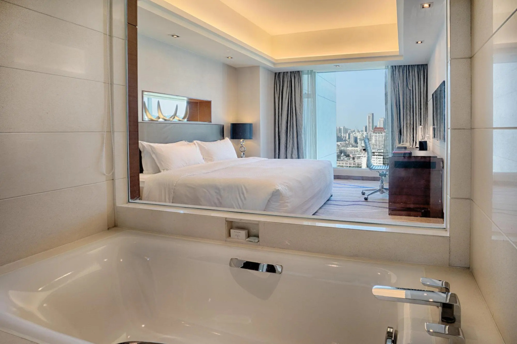 Executive Suite with city view