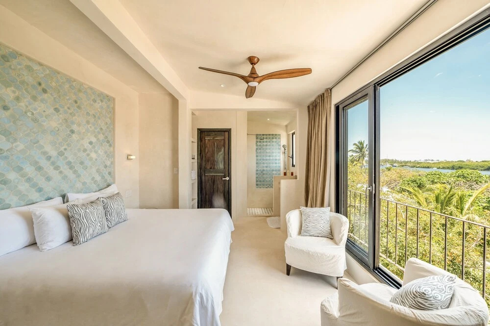 Suite with balcony and with bay view