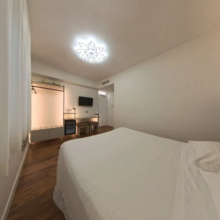 Classic Double room with balcony (full double bed)