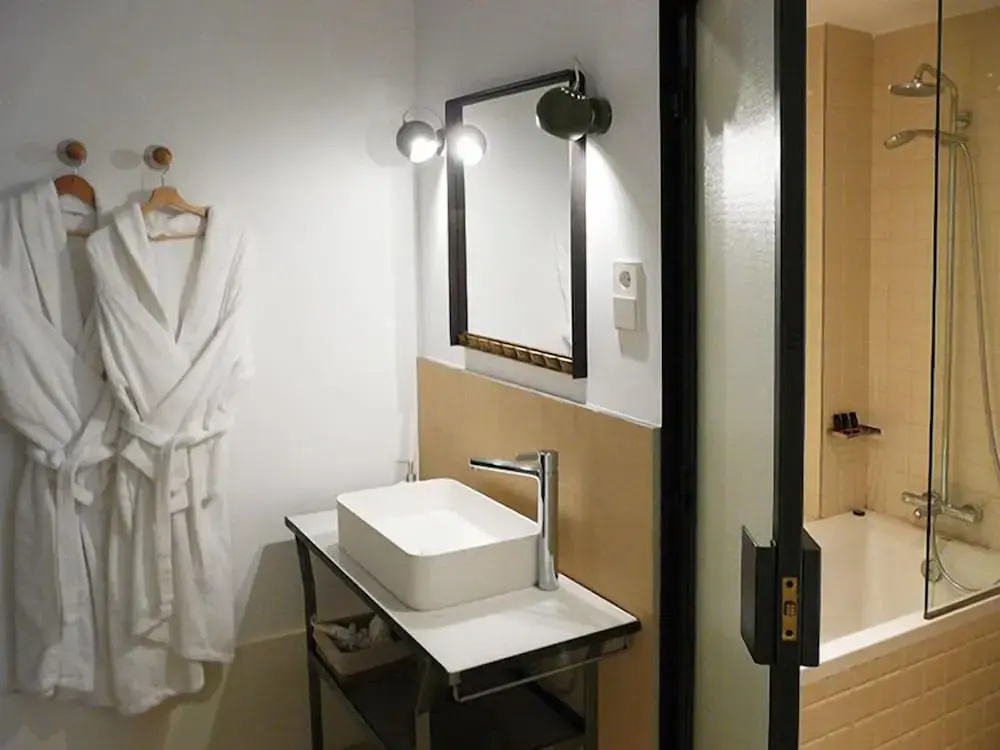 Standard Double room with courtyard view (full double bed)