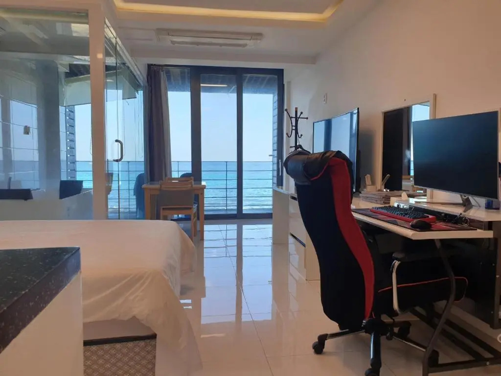 Standard Double room with balcony and with sea view (full double bed)