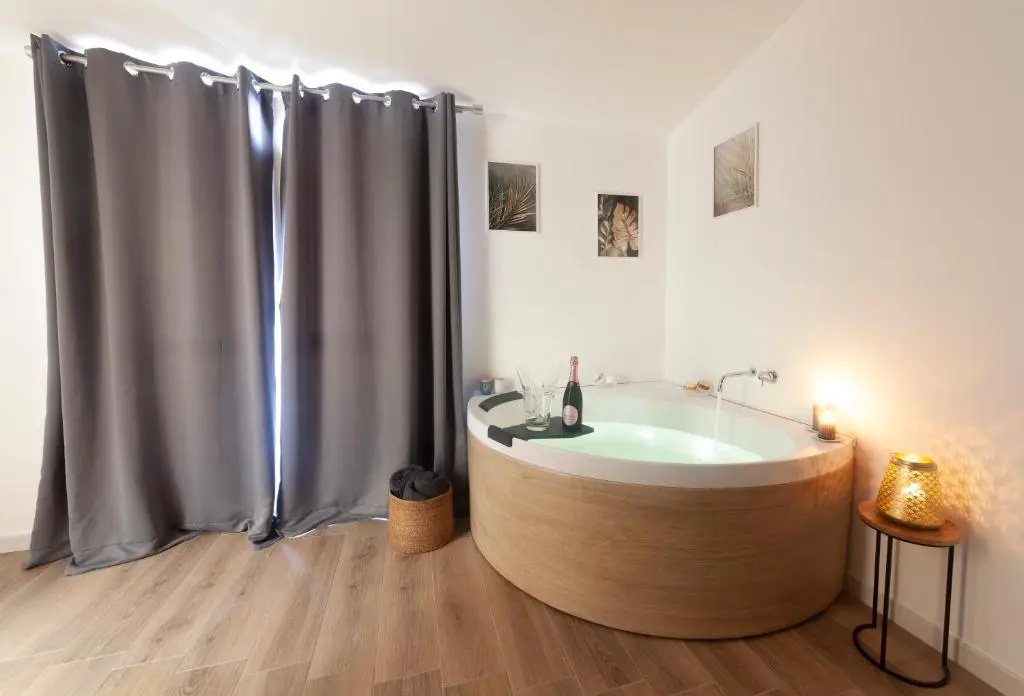 Double Suite (full double bed)