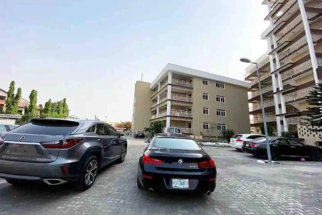 WATERFRONT 3BR APT W/FREE PARKIN WiFi NETFLIX POOL