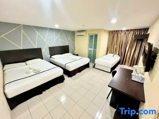 5 Bedrooms Standard Family room