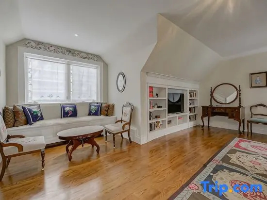 Private and Comfortable Room in a Luxury House