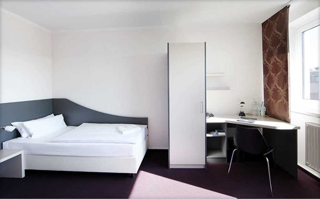 Dietrich-Bonhoeffer-Hotel picture