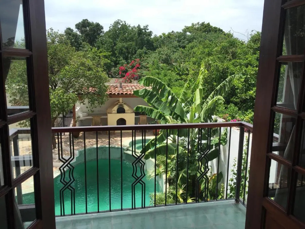 豪華四人套房，帶有泳池景觀雙床