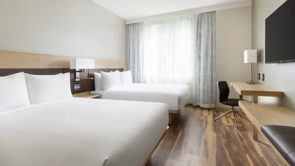 Standard Quadruple room with city view