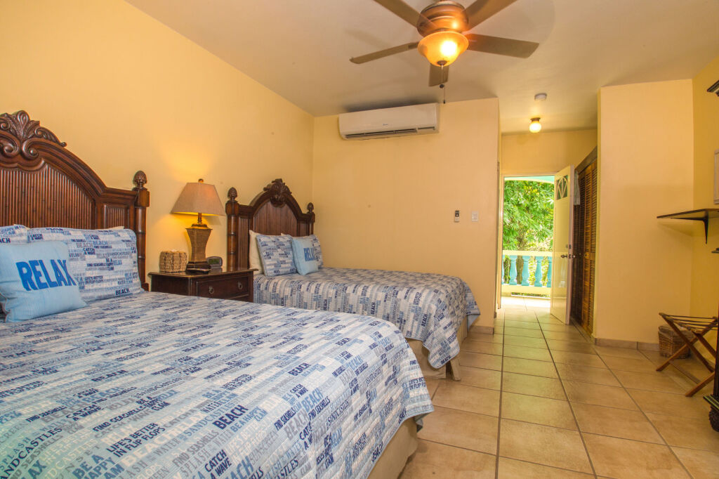 Lazy Parrot Inn by null