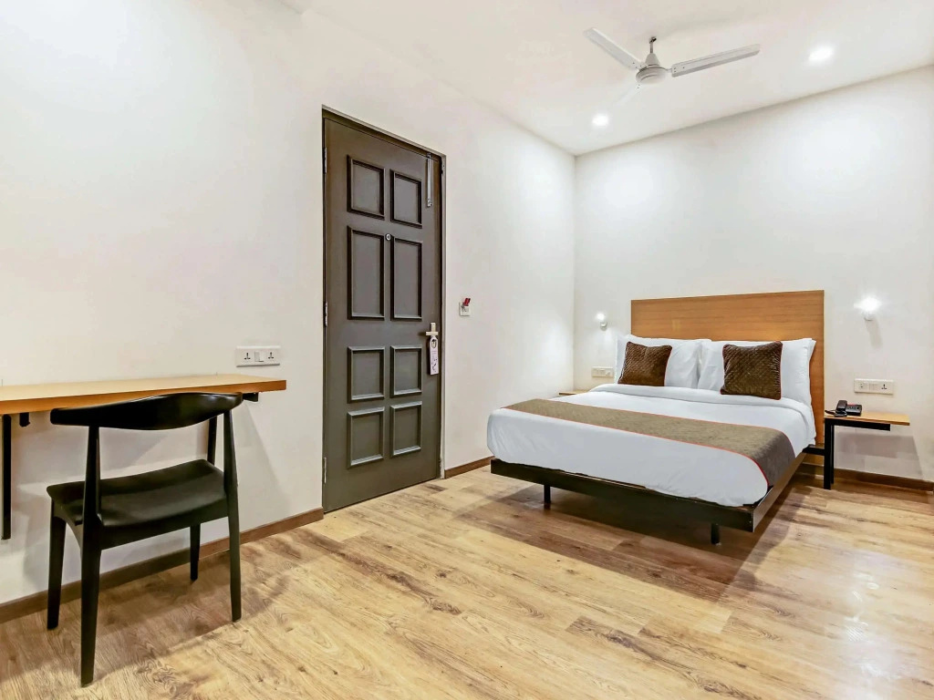 OYO Townhouse 70 Maula Ali Rd Knowledge Park III