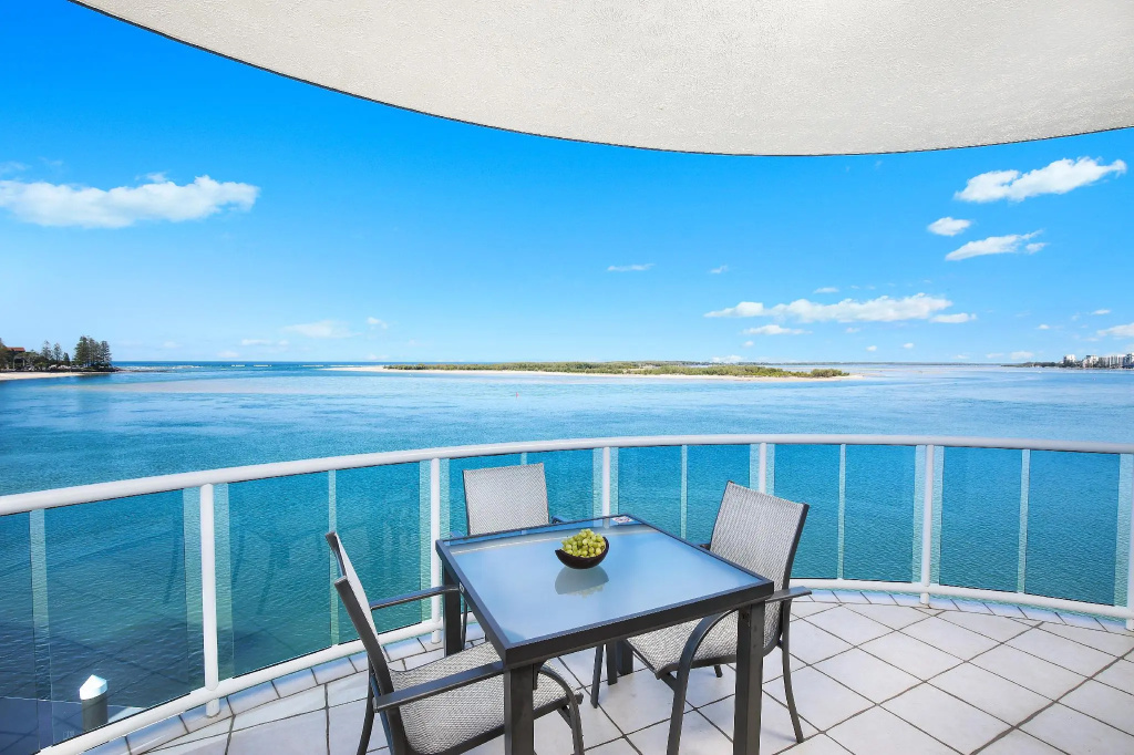 2 Bedrooms Penthouse Apartment with water view