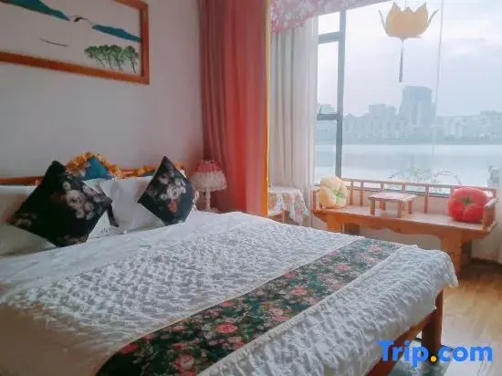 Standard Double room with lake view (full double bed)