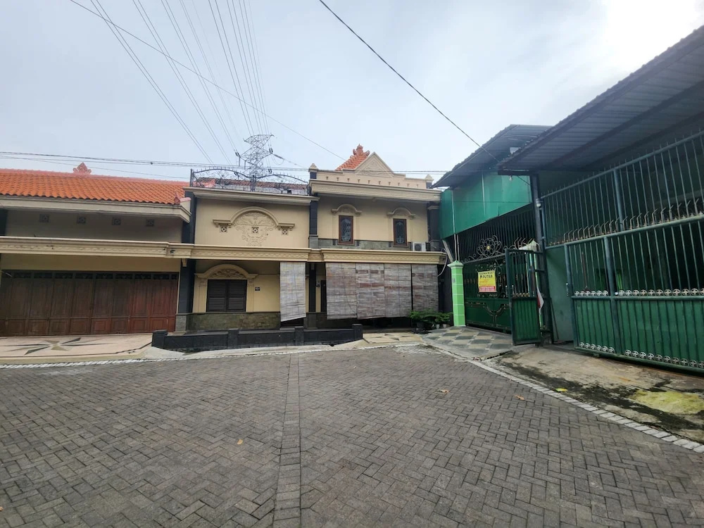 OYO 95107 Green Homestay Near Ubaya in Surabaya