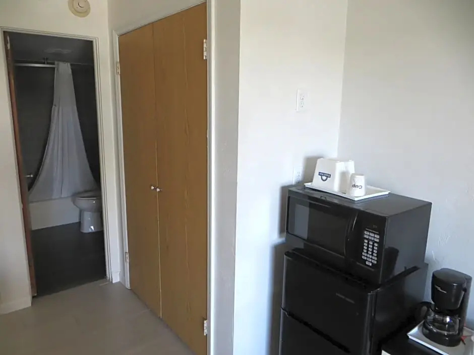 Deluxe Quadruple room with partial view