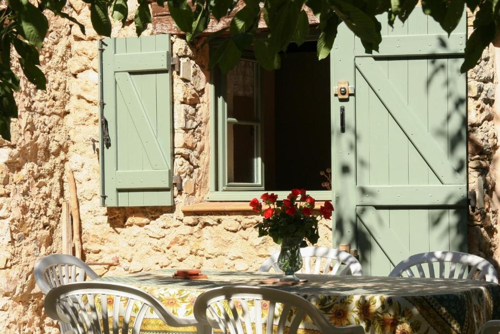 Le Jas, charming Mas in Provence with shared pool, nature, calm, space