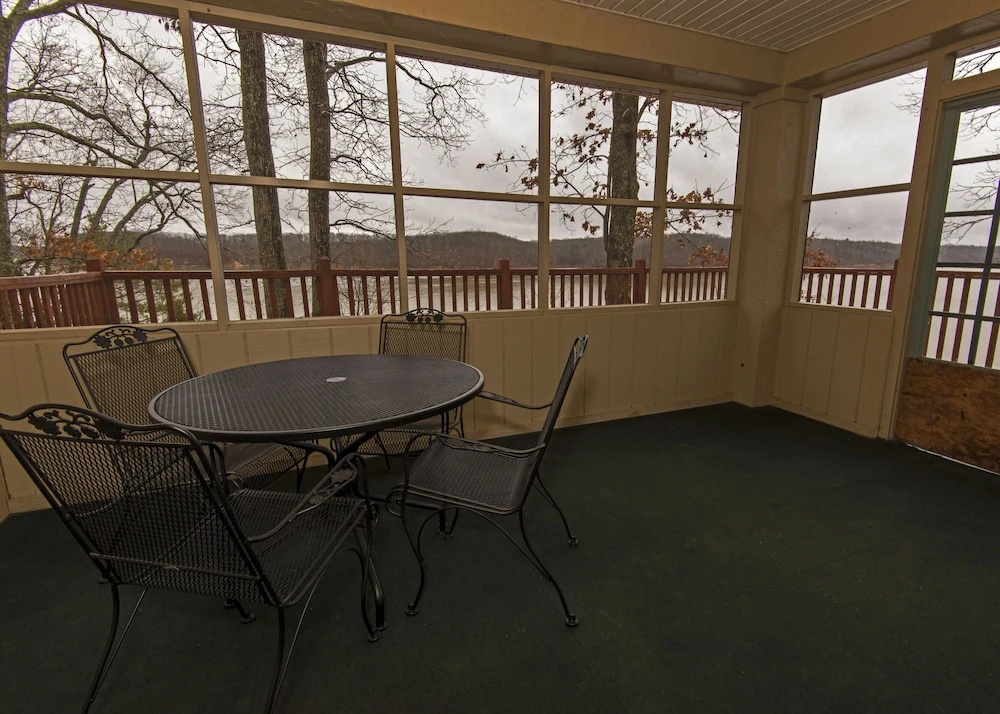 2 Bedrooms Quadruple Cottage