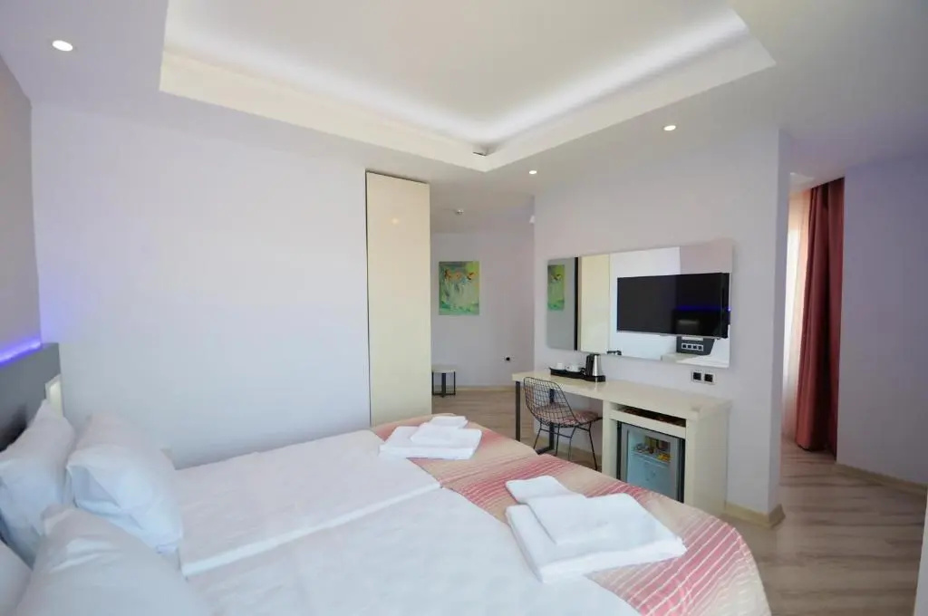 Standard Triple room with land view