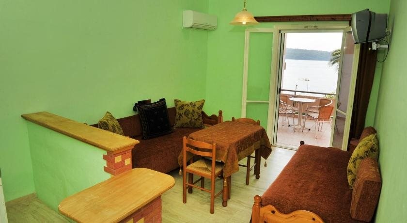 Logans Beach Hotel — 5