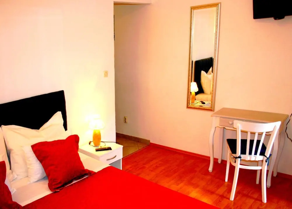 Emily Rooms - 5