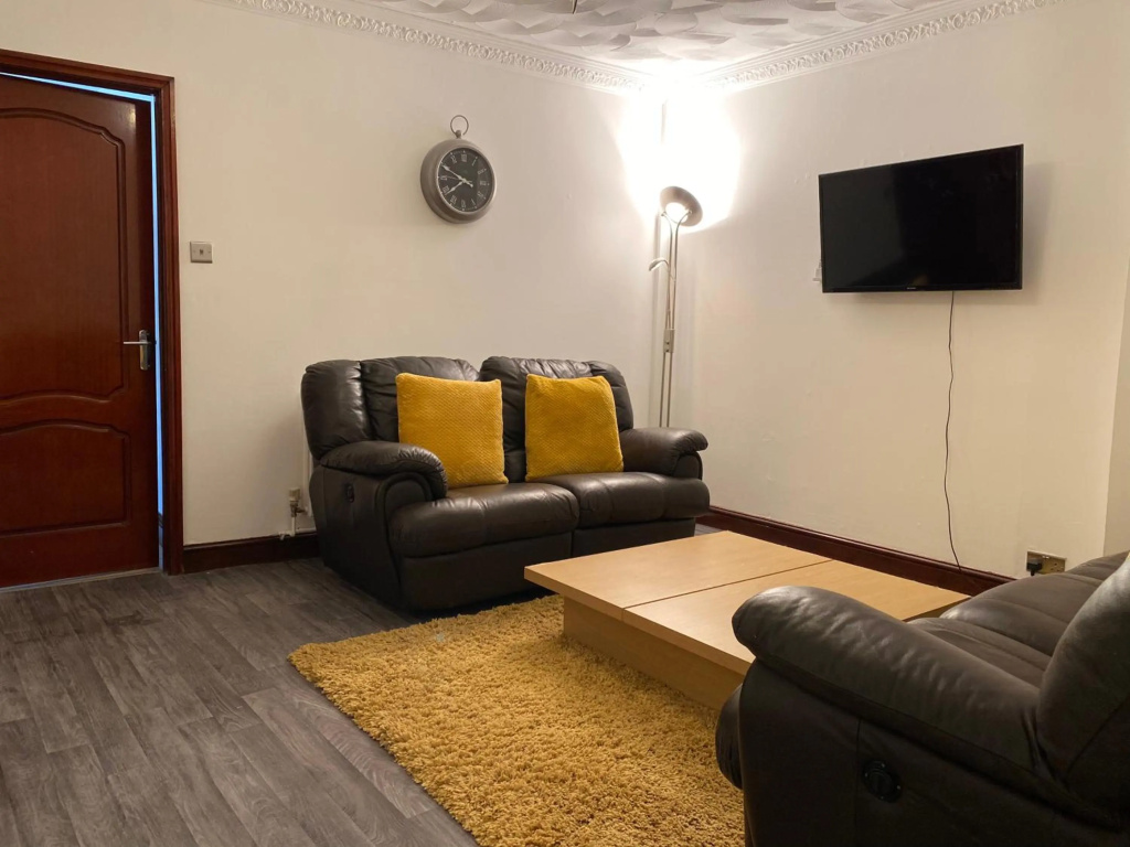 7 Person Home Flat W/parking - Near Swansea Centre