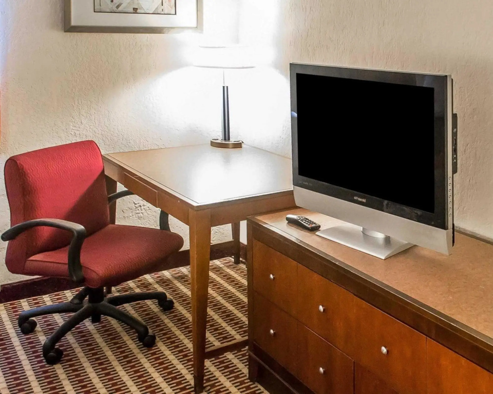 Economy Inn & Suites - фото 2
