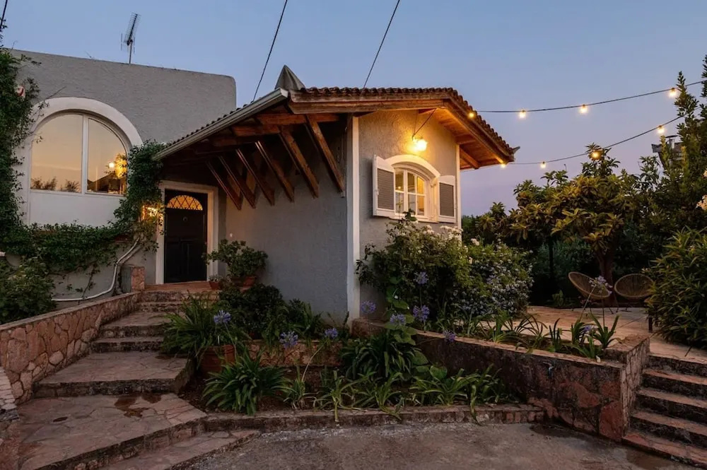 Serene Seaside Bliss - Lush Secluded Garden Oasis