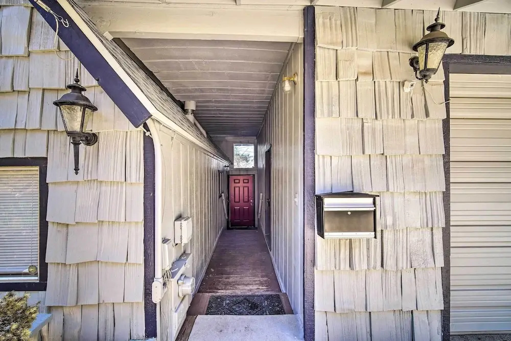 Running Springs Cabin w/ Large Deck + View!