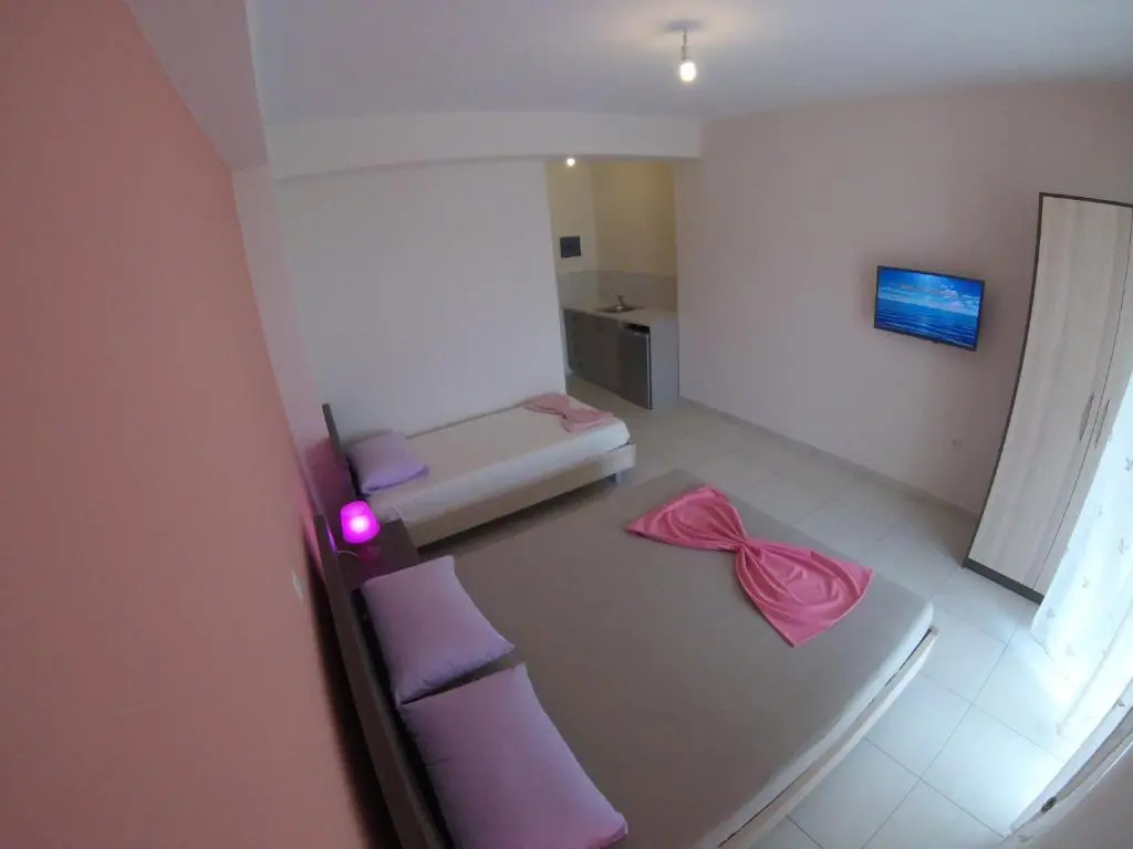 Standard Triple room with garden view