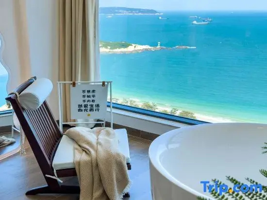 Dongshan Blue Crystal Seaside Homestay (Double-faced Hainanmen Bay Branch)