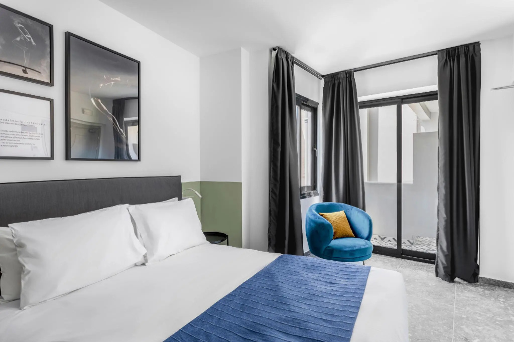 Standard Double room with balcony (full double bed)