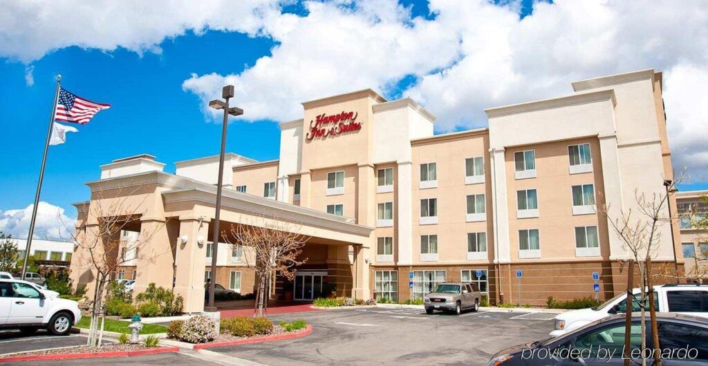 Hampton Inn & Suites Fresno image