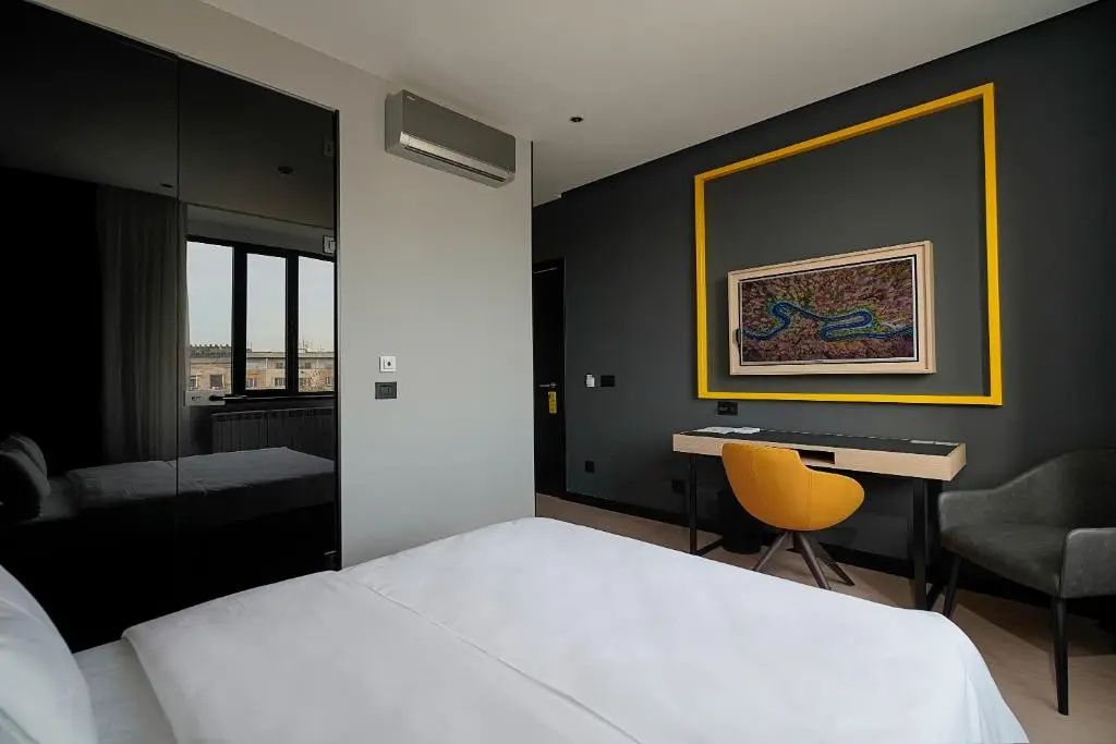 Maccani Black Luxury Suites — фото