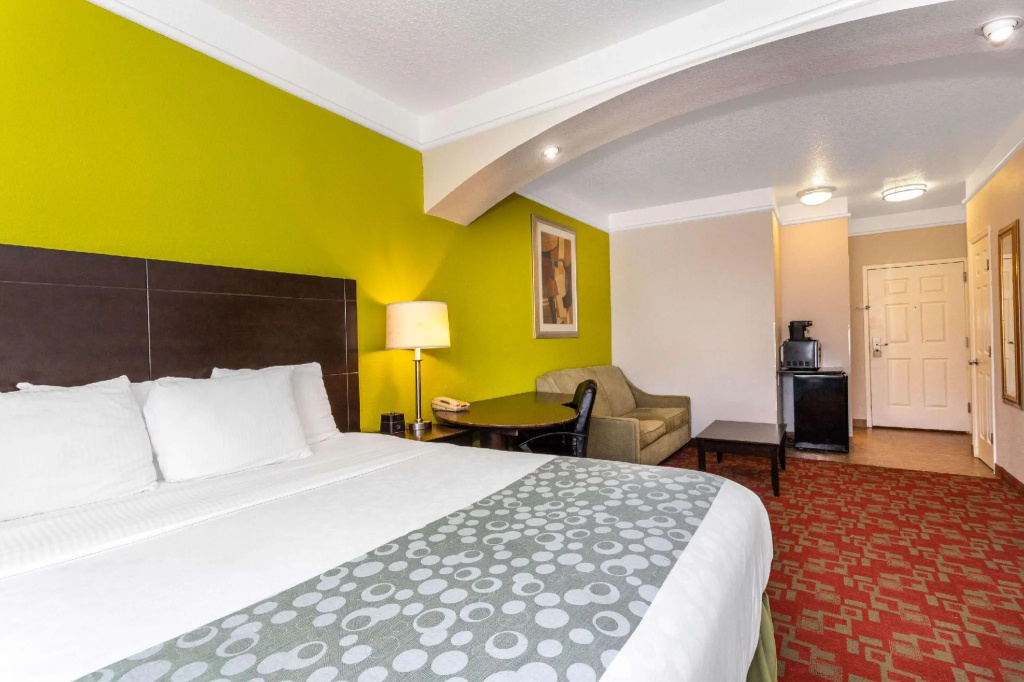 Deluxe Double Suite (full double bed)