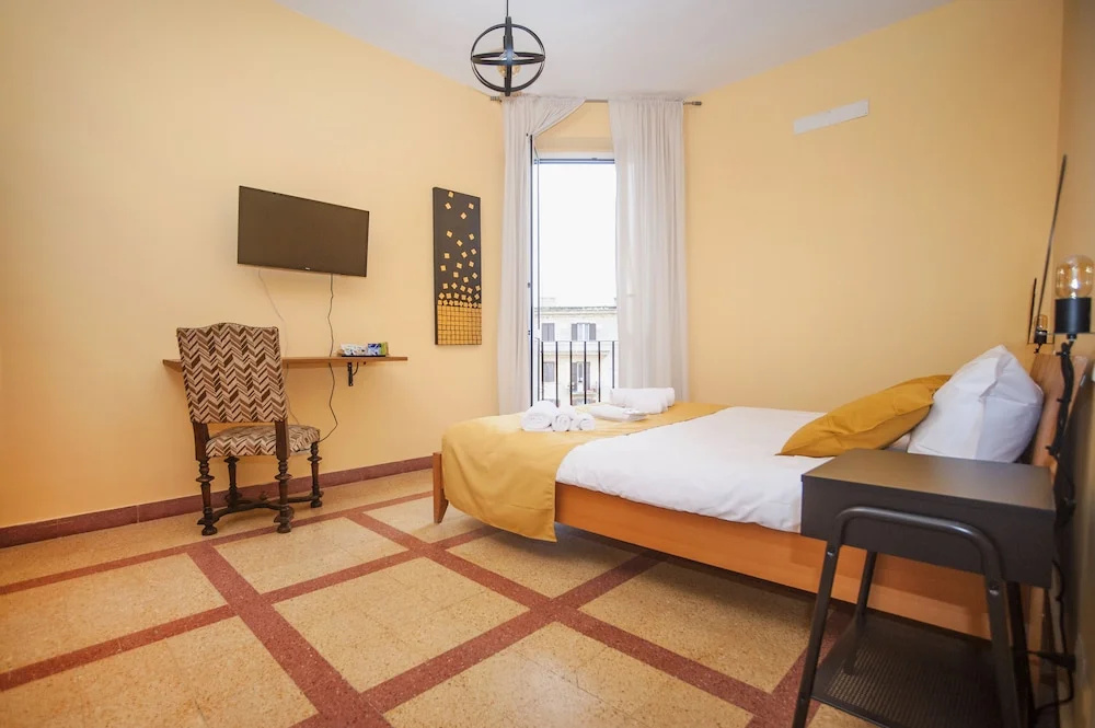 Deluxe Double room (full double bed)