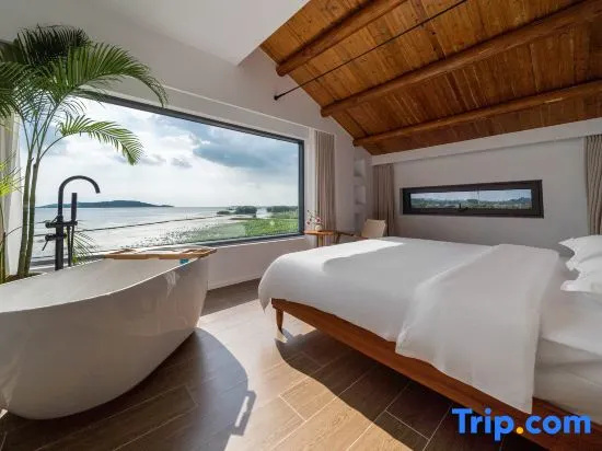 Standard Double room with lake view (full double bed)