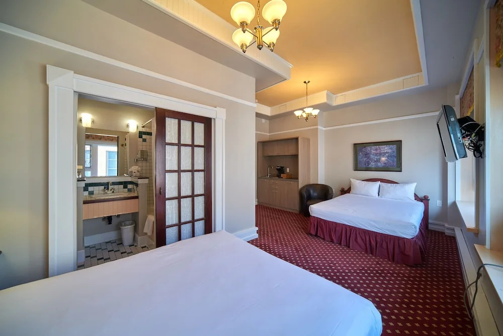 Deluxe Quadruple room with city view