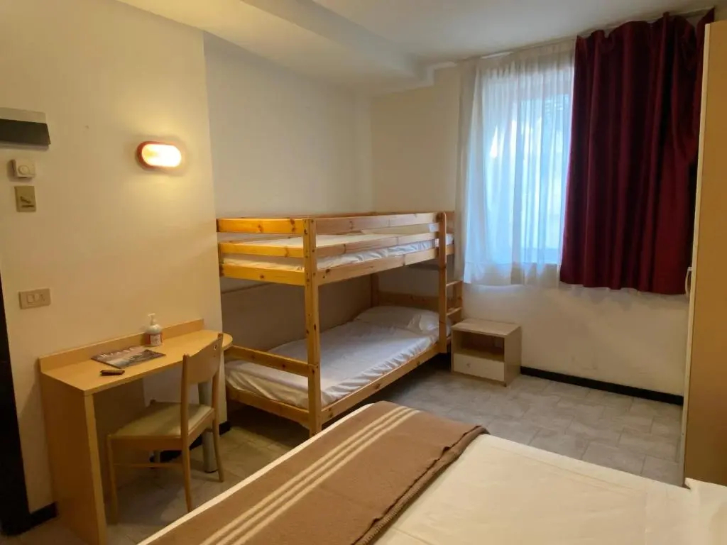 標準四人房，配有大床