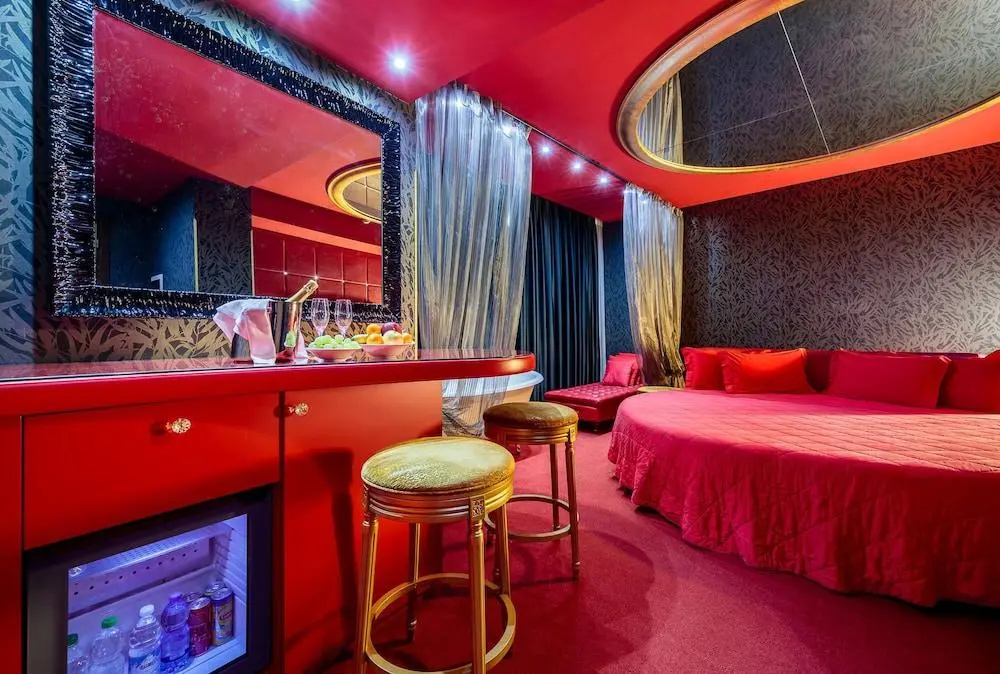 Base Hotel — 2