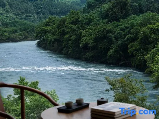 Anzhi Hillside Bloom Creek Retreat