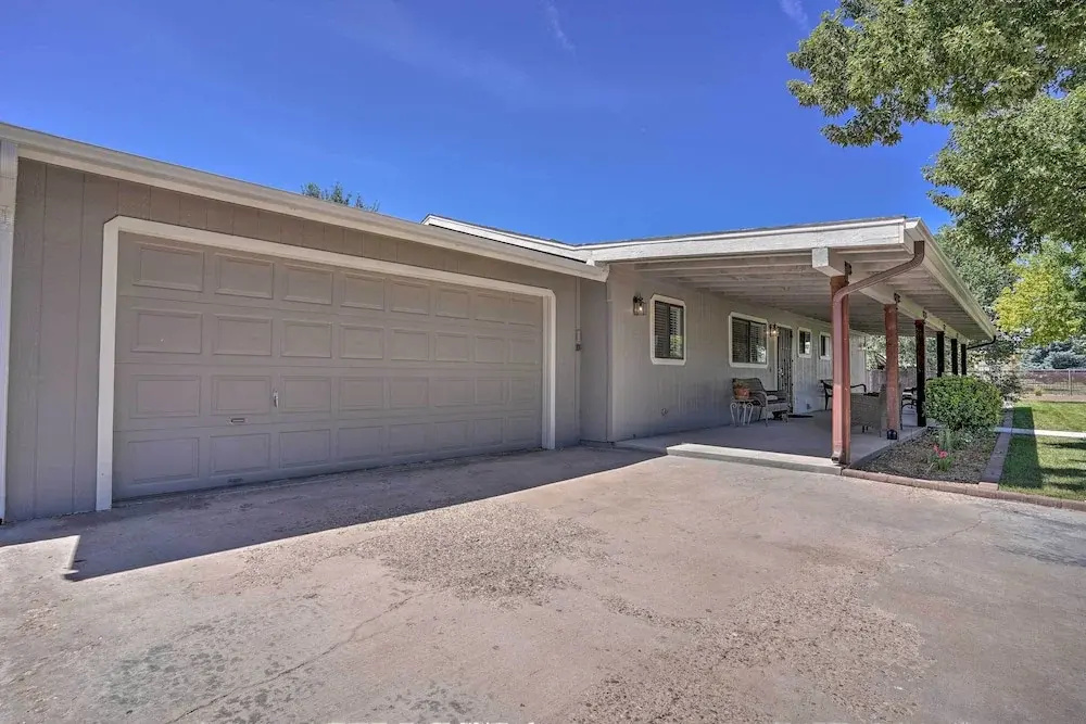 Hot Tub & Spacious Yard: Chino Valley Home!