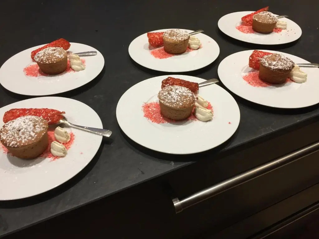 標準雙底層房間，配有雙人床。